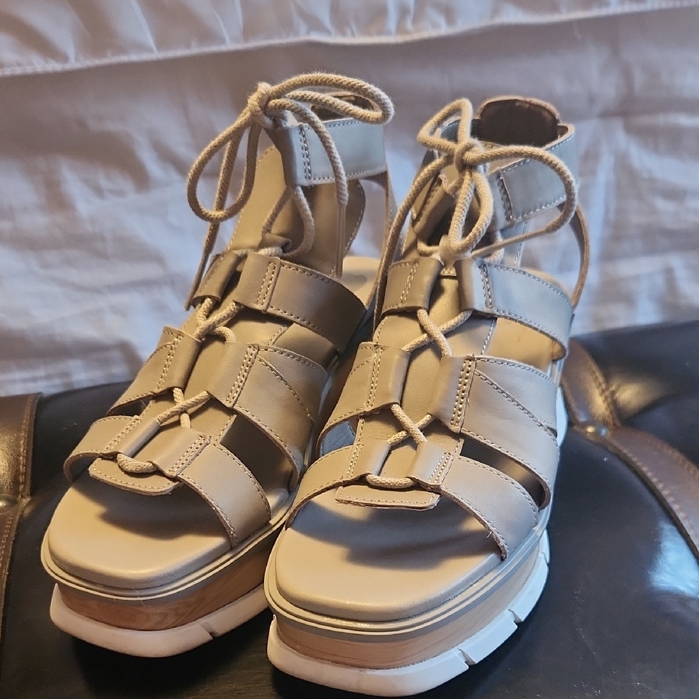 Sorel lace up wedge in grey. Size 9.5